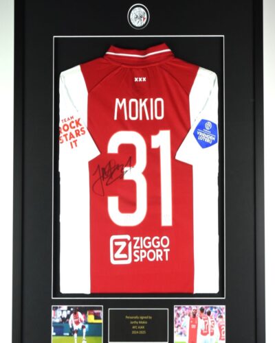 Ajax: Maglia da casa 2024-2025 incorniciata e autografata da Jorthy Mokio (inclusa foto e disegno).