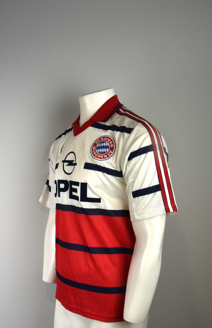 Bayern Munich away shirt 1998-1999 size - S - Kickandrushshop.nl