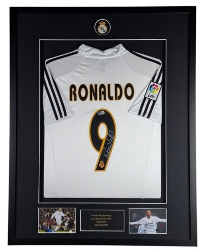 Real Madrid: Ingelijst thuisshirt 2004-2005 Gesigneerd door Ronaldo (Incl. certificaat)