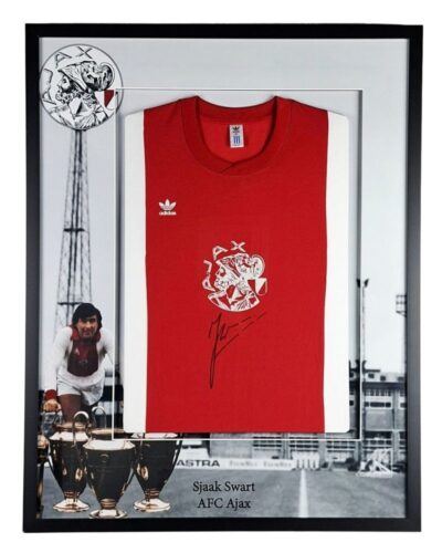 Ajax: Ingelijst thuisshirt in speciaal frame Gesigneerd door Sjaak Swart (Incl. tekenfoto & tekenfilm)
