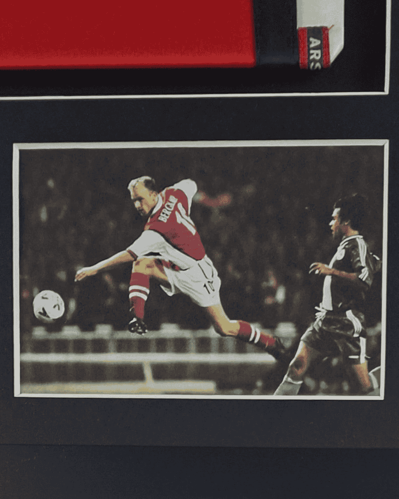 Bergkamp-Arsenal-thuisshirt-ingelijst-foto2