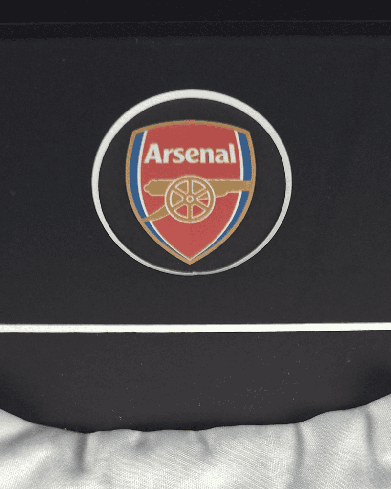 Bergkamp-Arsenal-thuisshirt-ingelijst-logo